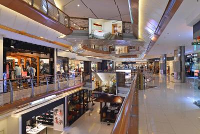 هاریز هتل اند کنونشنز کلاپا گادینگ