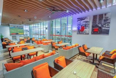 هاریز هتل اند کنونشنز کلاپا گادینگ