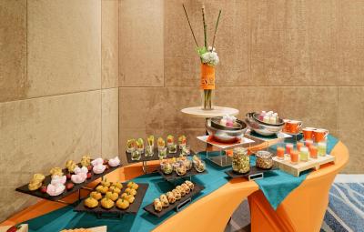 هاریز هتل اند کنونشنز کلاپا گادینگ