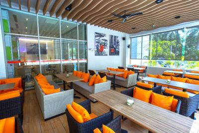 هاریز هتل اند کنونشنز کلاپا گادینگ