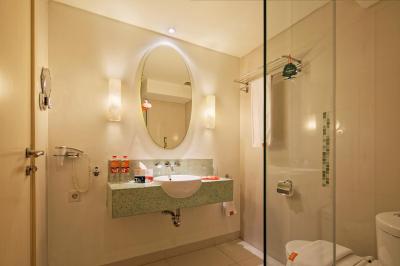 هاریز هتل اند کنونشنز کلاپا گادینگ