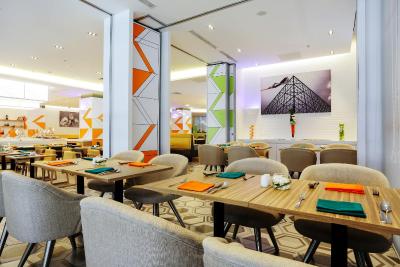 هاریز هتل اند کنونشنز کلاپا گادینگ