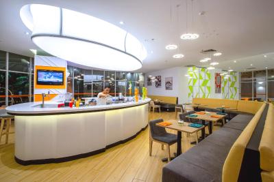 هاریز هتل اند کنونشنز کلاپا گادینگ