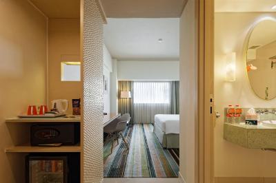 هاریز هتل اند کنونشنز کلاپا گادینگ