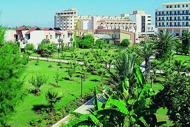 آدورا گلف ریزورت