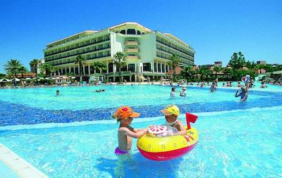 آدورا گلف ریزورت