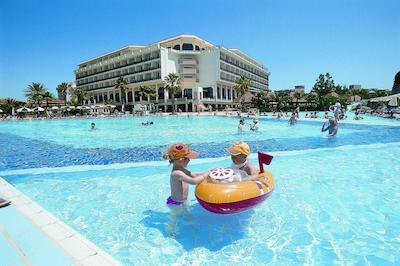 آدورا گلف ریزورت