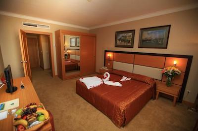 آدورا گلف ریزورت