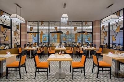 اینویستا هتل بلک