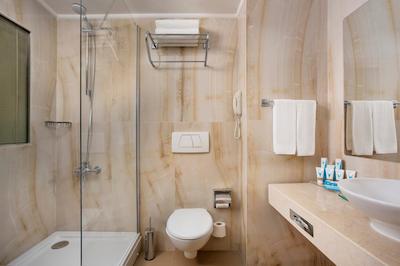 اینویستا هتل بلک