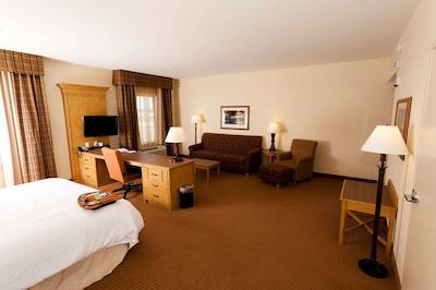 هامپتون این اند سویتز ریورتون