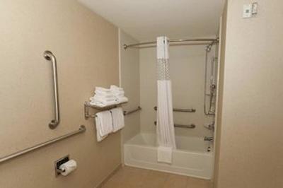 هامپتون این اند سویتز ریورتون