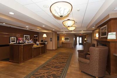 هامپتون این اند سویتز ریورتون