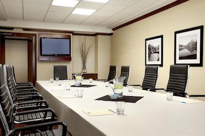 فور پوینتز بای شراتون کالگاری آیرپرت