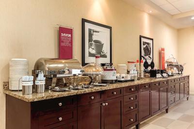 هامپتون این بای هیلتون ادمنتون اسود