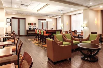 هامپتون این بای هیلتون ادمنتون اسود