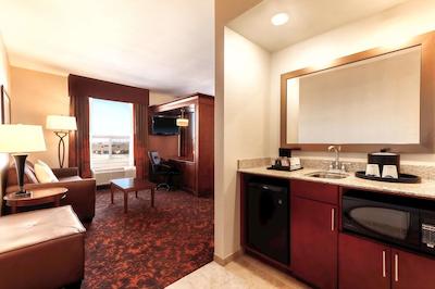 هامپتون این بای هیلتون ادمنتون اسود