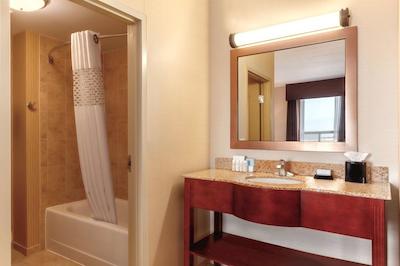 هامپتون این بای هیلتون ادمنتون اسود