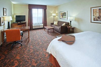 هامپتون این بای هیلتون ادمنتون اسود