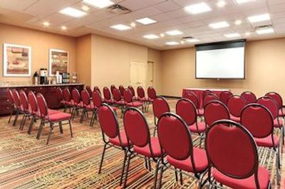 هامپتون این بای هیلتون ادمنتون اسود