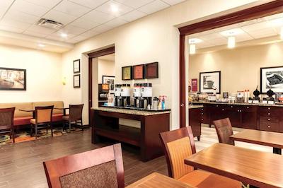 هامپتون این بای هیلتون ادمنتون اسود