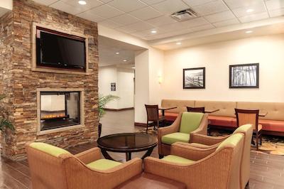 هامپتون این بای هیلتون ادمنتون اسود