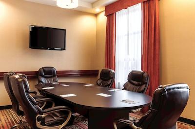 هامپتون این بای هیلتون ادمنتون اسود