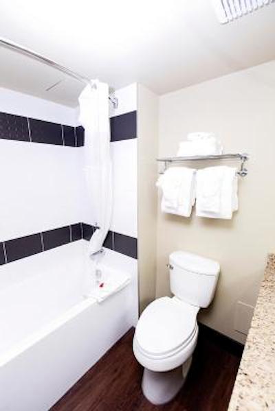 رامادا بای ویندهام ادمنتون یلوید نو