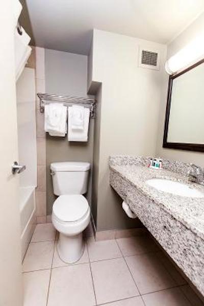 رامادا بای ویندهام ادمنتون یلوید نو