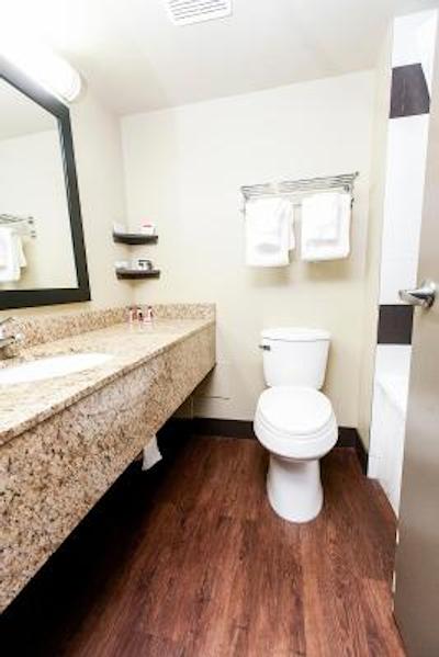 رامادا بای ویندهام ادمنتون یلوید نو