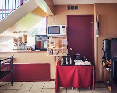 اکنو لج ادسُن