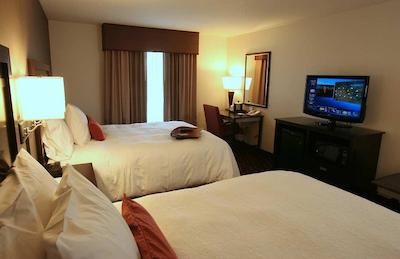 هامپتون این اند سویتز بای هیلتون رد دیر