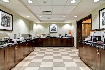 هامپتون این اند سویتز بای هیلتون رد دیر