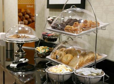 هامپتون این اند سویتز بای هیلتون رد دیر