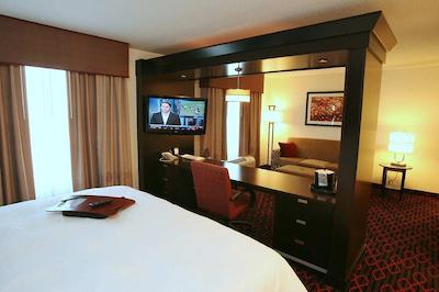 هامپتون این اند سویتز بای هیلتون رد دیر