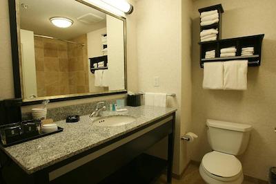 هامپتون این اند سویتز بای هیلتون رد دیر