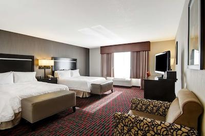 هامپتون این اند سویتز بای هیلتون رد دیر