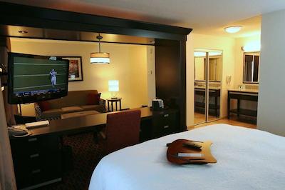 هامپتون این اند سویتز بای هیلتون رد دیر