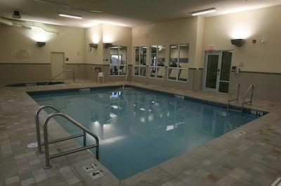 هامپتون این اند سویتز بای هیلتون رد دیر