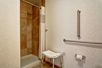 هامپتون این اند سویتز بای هیلتون رد دیر