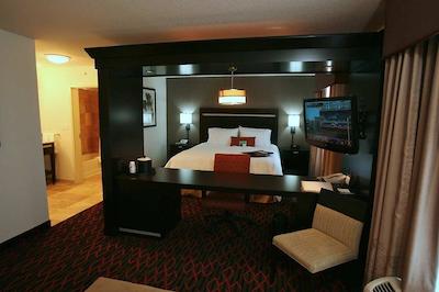 هامپتون این اند سویتز بای هیلتون رد دیر