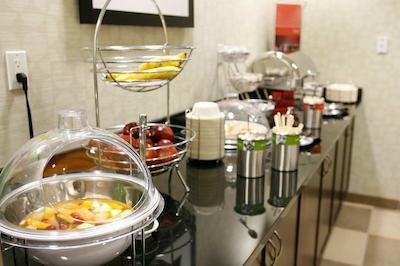 هامپتون این اند سویتز بای هیلتون رد دیر