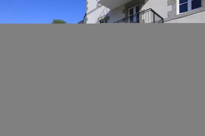 دمین د پنت اون ارت گالری ریزرت