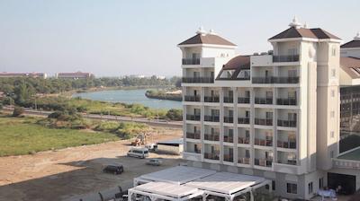 لرز لیک اند ریور ساید هتل اند اسپا