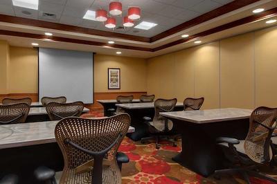 هیلتون گاردن این میلواوکی آیرپرت