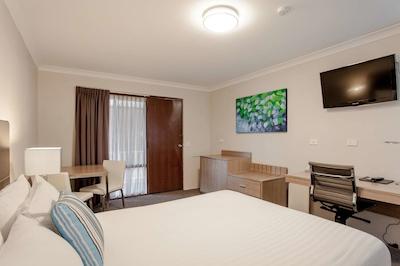 بست وسترن آلبانی متل اند اپارتمنتز