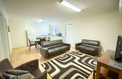 بست وسترن آلبانی متل اند اپارتمنتز