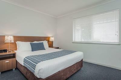 بست وسترن آلبانی متل اند اپارتمنتز