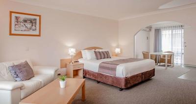 بست وسترن آلبانی متل اند اپارتمنتز