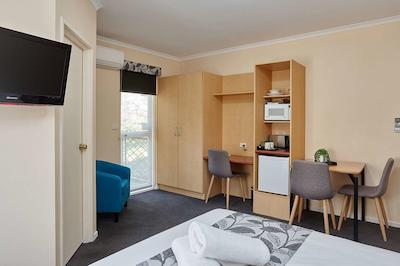 الفین متل اند سرویسد اپارتمنتز